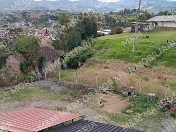Venta de Casa de 3 Pisos Sector La Campiña, Turunuma, Loja