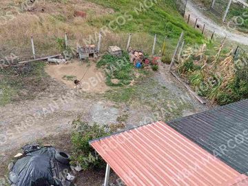 Venta de Casa de 3 Pisos Sector La Campiña, Turunuma, Loja