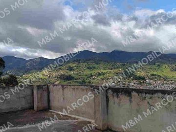 Venta de Casa de 3 Pisos Sector La Campiña, Turunuma, Loja