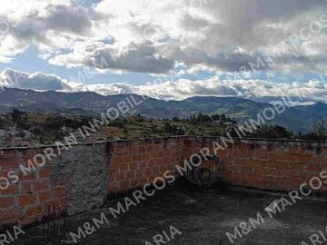 Venta de Casa de 3 Pisos Sector La Campiña, Turunuma, Loja