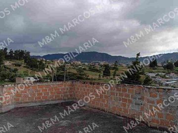 Venta de Casa de 3 Pisos Sector La Campiña, Turunuma, Loja