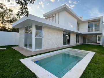 Estrena casa con acabados de lujo y alberca al norte de Mérida