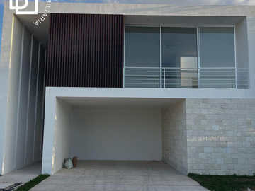 Estrena casa con acabados de lujo y alberca al norte de Mérida