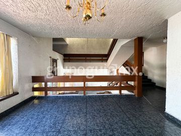 Residencial Victoria, Guadalajara ! Casa, muy grande! Ideal para oficinas, consultorios, o academia! Cuenta con el uso de suelo para estos giros.