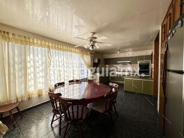 Residencial Victoria, Guadalajara ! Casa, muy grande! Ideal para oficinas, consultorios, o academia! Cuenta con el uso de suelo para estos giros.