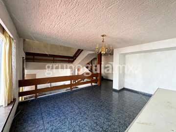 Residencial Victoria, Guadalajara ! Casa, muy grande! Ideal para oficinas, consultorios, o academia! Cuenta con el uso de suelo para estos giros.