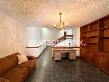 Residencial Victoria, Guadalajara ! Casa, muy grande! Ideal para oficinas, consultorios, o academia! Cuenta con el uso de suelo para estos giros.