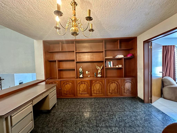 Residencial Victoria, Guadalajara ! Casa, muy grande! Ideal para oficinas, consultorios, o academia! Cuenta con el uso de suelo para estos giros.