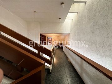 Residencial Victoria, Guadalajara ! Casa, muy grande! Ideal para oficinas, consultorios, o academia! Cuenta con el uso de suelo para estos giros.