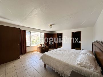 Residencial Victoria, Guadalajara ! Casa, muy grande! Ideal para oficinas, consultorios, o academia! Cuenta con el uso de suelo para estos giros.