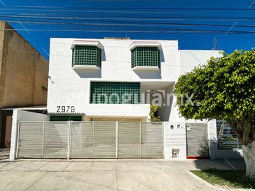Residencial Victoria, Guadalajara ! Casa, muy grande! Ideal para oficinas, consultorios, o academia! Cuenta con el uso de suelo para estos giros.