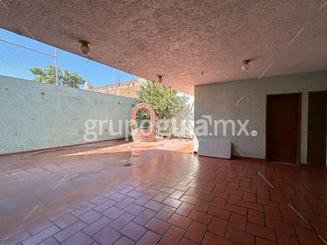 Residencial Victoria, Guadalajara ! Casa, muy grande! Ideal para oficinas, consultorios, o academia! Cuenta con el uso de suelo para estos giros.
