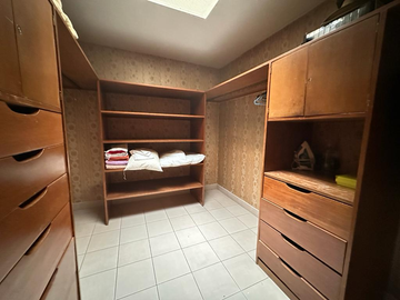 Residencial Victoria, Guadalajara ! Casa, muy grande! Ideal para oficinas, consultorios, o academia! Cuenta con el uso de suelo para estos giros.