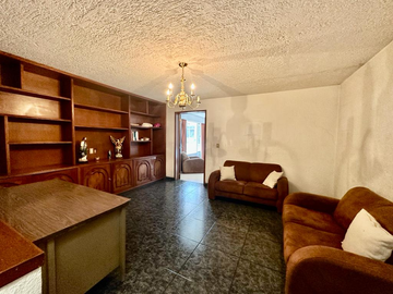 Residencial Victoria, Guadalajara ! Casa, muy grande! Ideal para oficinas, consultorios, o academia! Cuenta con el uso de suelo para estos giros.