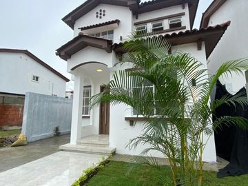 CASA DE ESTRENO EN VENTA EN TERRANOSTRA (VÍA A LA COSTA)