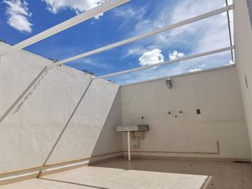 Casa en Plutarco Elias Calles, 3 Pisos, 4 Recámaras, 3 Baños, Pachuca, Hidalgo.