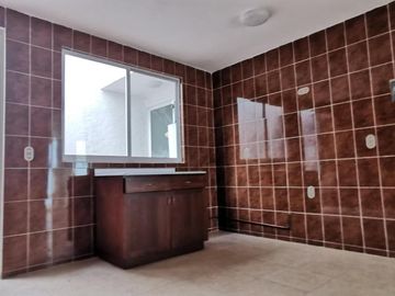 Casa en Plutarco Elias Calles, 3 Pisos, 4 Recámaras, 3 Baños, Pachuca, Hidalgo.