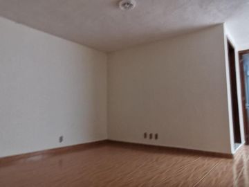 Casa en Plutarco Elias Calles, 3 Pisos, 4 Recámaras, 3 Baños, Pachuca, Hidalgo.