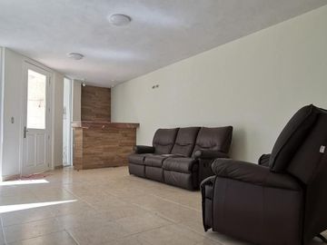 Casa en Plutarco Elias Calles, 3 Pisos, 4 Recámaras, 3 Baños, Pachuca, Hidalgo.