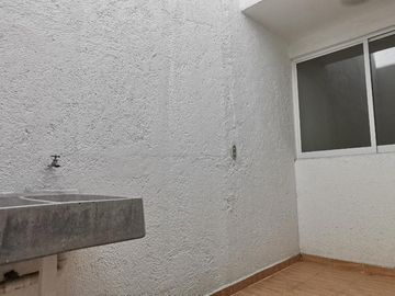 Casa en Plutarco Elias Calles, 3 Pisos, 4 Recámaras, 3 Baños, Pachuca, Hidalgo.