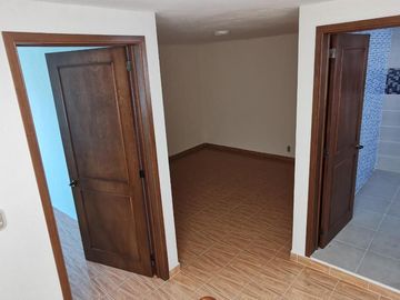 Casa en Plutarco Elias Calles, 3 Pisos, 4 Recámaras, 3 Baños, Pachuca, Hidalgo.