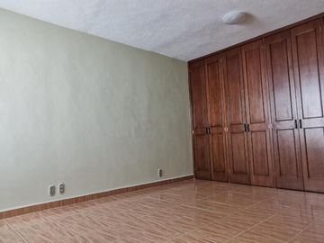 Casa en Plutarco Elias Calles, 3 Pisos, 4 Recámaras, 3 Baños, Pachuca, Hidalgo.