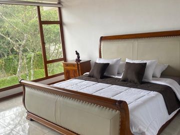 CASA DE VENTA EN LA VIÑA TUMBACO