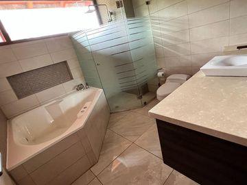 CASA DE VENTA EN LA VIÑA TUMBACO