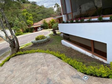 CASA DE VENTA EN LA VIÑA TUMBACO