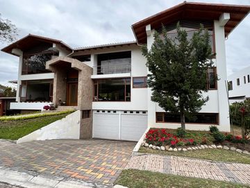 CASA DE VENTA EN LA VIÑA TUMBACO