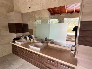 CASA DE VENTA EN LA VIÑA TUMBACO