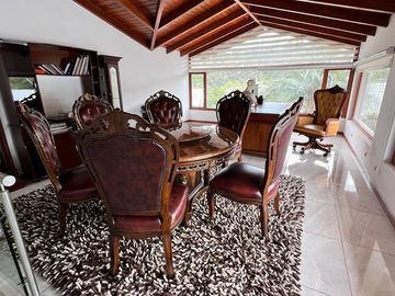 CASA DE VENTA EN LA VIÑA TUMBACO