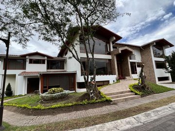 CASA DE VENTA EN LA VIÑA TUMBACO