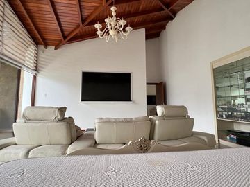 CASA DE VENTA EN LA VIÑA TUMBACO