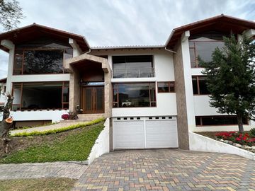 CASA DE VENTA EN LA VIÑA TUMBACO