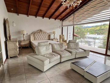 CASA DE VENTA EN LA VIÑA TUMBACO