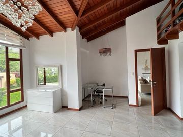 CASA DE VENTA EN LA VIÑA TUMBACO