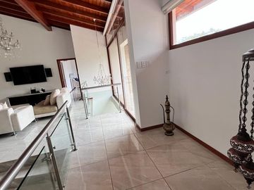 CASA DE VENTA EN LA VIÑA TUMBACO