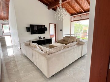 CASA DE VENTA EN LA VIÑA TUMBACO