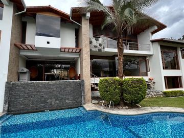 CASA DE VENTA EN LA VIÑA TUMBACO