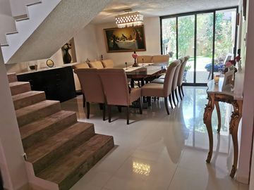 CASA EN VENTA EN FRACC. LOMA ALTA, SLP. EXCELENTES ACABADOS.