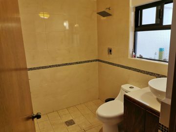 CASA EN VENTA EN FRACC. LOMA ALTA, SLP. EXCELENTES ACABADOS.