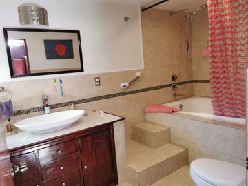 CASA EN VENTA EN FRACC. LOMA ALTA, SLP. EXCELENTES ACABADOS.
