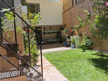 CASA EN VENTA EN FRACC. LOMA ALTA, SLP. EXCELENTES ACABADOS.