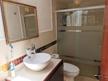 CASA EN VENTA EN FRACC. LOMA ALTA, SLP. EXCELENTES ACABADOS.