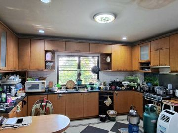 Large house in Kritsada Nakhon Village 25 near Thanon Golf View and Sports Club.