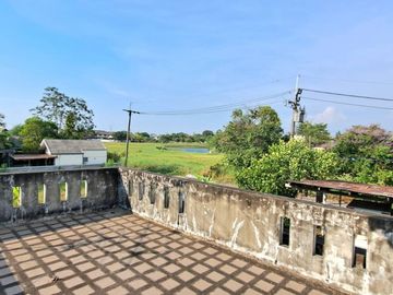 Large house in Kritsada Nakhon Village 25 near Thanon Golf View and Sports Club.
