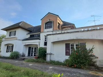 Large house in Kritsada Nakhon Village 25 near Thanon Golf View and Sports Club.