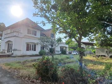 Large house in Kritsada Nakhon Village 25 near Thanon Golf View and Sports Club.