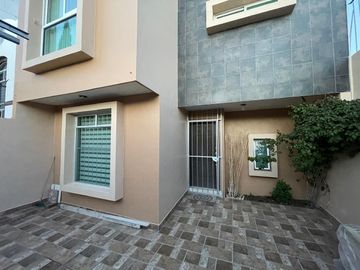 Venta de Casa en Zacatecas, Colinas del Padre, Tu próximo hogar renovado, con protecciones y alarma, 3 habitaciones, 1 Estudio-Gimnasio, 1 oficina, 2 